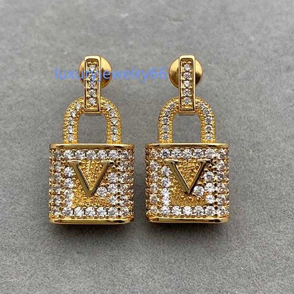 2021 new fashion diamond-studded lock earrings ladies personalized jewelry with box, Golden;silver
2021 new fashion diamond-studded lock earrings ladies personalized jewelry with box, Golden;silver