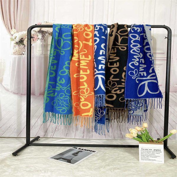 2022 autumn/winter new roewe tuloe italian double sided graffiti letter shawl for men and women warm thickened scarf, Blue;gray
2022 autumn/winter new roewe tuloe italian double sided graffiti letter shawl for men and women warm thickened scarf, Blue;gray