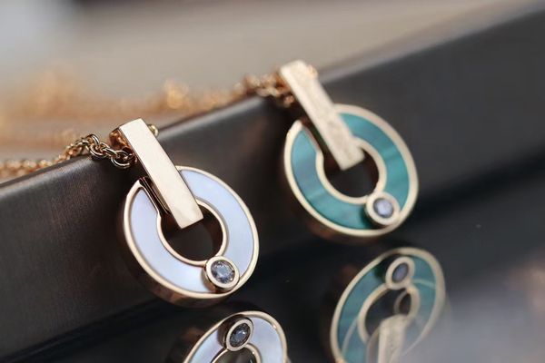 luxury brand designer necklace rose gold mother-of-pearl necklace classic quality jewelry accessories selected lovers gifts y23215, Silver
luxury brand designer necklace rose gold mother-of-pearl necklace classic quality jewelry accessories selected lovers gifts y23215, Silver