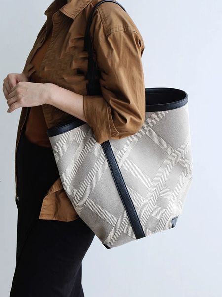 evening bags 2023 fashion bag women's original water bucket large capacity handbag luxury casual double sided shopping 230803
evening bags 2023 fashion bag women's original water bucket large capacity handbag luxury casual double sided shopping 230803