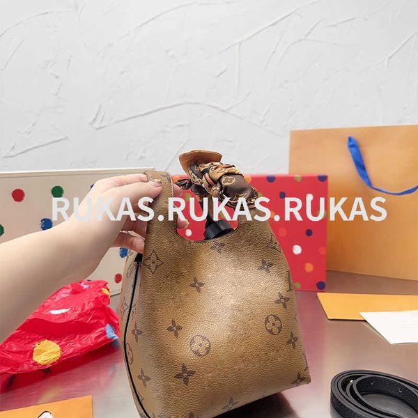 2023 fashion bucket bag women's new niche all-in-one handbag network red burst luxury simple casual single shoulder crossbody bag
2023 fashion bucket bag women's new niche all-in-one handbag network red burst luxury simple casual single shoulder crossbody bag