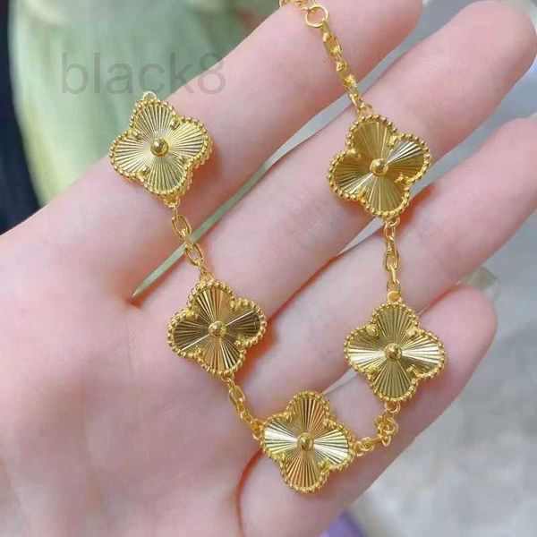 charm bracelets designer four-leaf clover v gold thick plating 18k five flower bracelet for women cnc static engineering laser versatile lux, Golden;silver
charm bracelets designer four-leaf clover v gold thick plating 18k five flower bracelet for women cnc static engineering laser versatile lux, Golden;silver