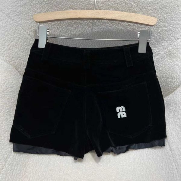 wind 2023 early spring new contrast patch letter bottom black edge panel versatile velvet shorts half skirt, White;black
wind 2023 early spring new contrast patch letter bottom black edge panel versatile velvet shorts half skirt, White;black