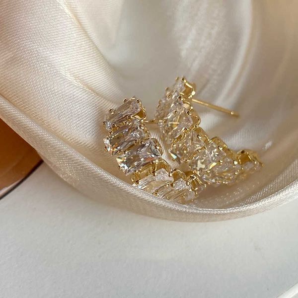charm fashion fine sparkle zircon shape metal earrings for women temperament accessories wedding jewelry girls gift r230804, Golden
charm fashion fine sparkle zircon shape metal earrings for women temperament accessories wedding jewelry girls gift r230804, Golden