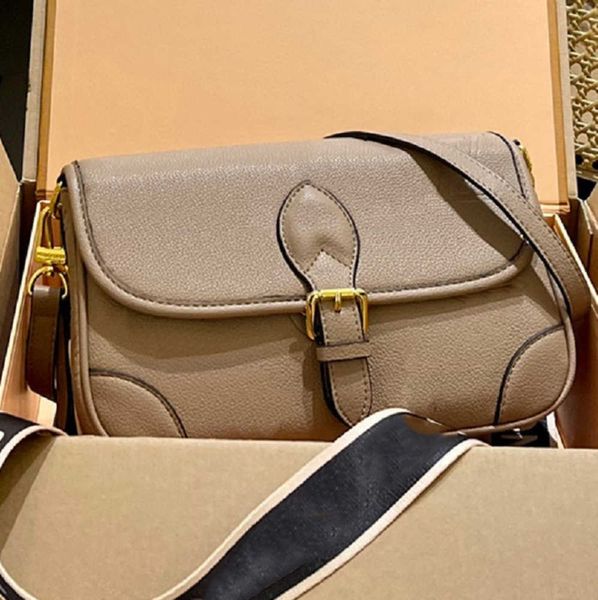 designer bags shoulder bag totes real leather luxury old flower diane baguette handbag large-capacity canvas strap embossed letters 2023 new
designer bags shoulder bag totes real leather luxury old flower diane baguette handbag large-capacity canvas strap embossed letters 2023 new