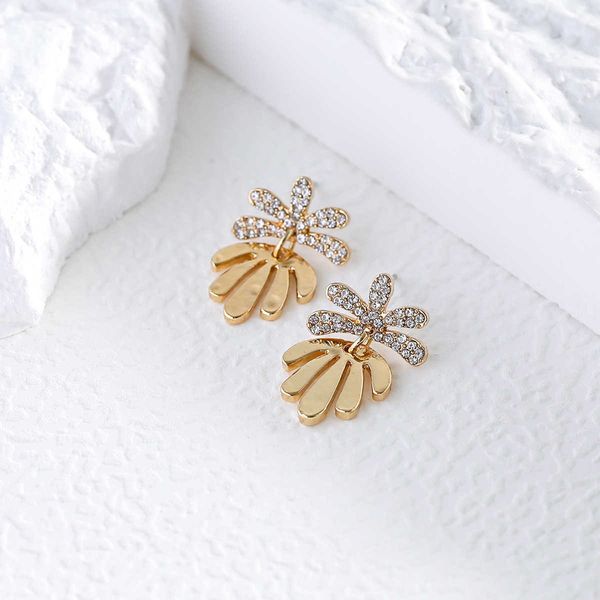 charm fashion metal leaf stud earrings for women shiny zircon personality simple stud earrings women's wedding party jewelry gifts r230, Golden
charm fashion metal leaf stud earrings for women shiny zircon personality simple stud earrings women's wedding party jewelry gifts r230, Golden
