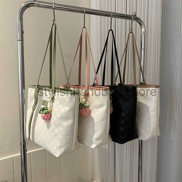 shoulder contrast color patchwork large capacity fashionable handbag 2023 summer new westernized trend this year's popular shoulder tot
shoulder contrast color patchwork large capacity fashionable handbag 2023 summer new westernized trend this year's popular shoulder tot