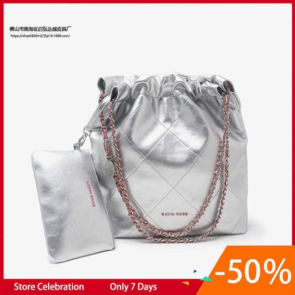 silver small fragrant tote 2023 new capacity lingge chain bin bag one shoulder large bag female
silver small fragrant tote 2023 new capacity lingge chain bin bag one shoulder large bag female