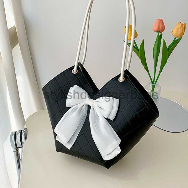 simple and fashionable temperament commuting bow decorative bag for women in autumn winter 2023 new large capacity single tote bagstylishdes
simple and fashionable temperament commuting bow decorative bag for women in autumn winter 2023 new large capacity single tote bagstylishdes