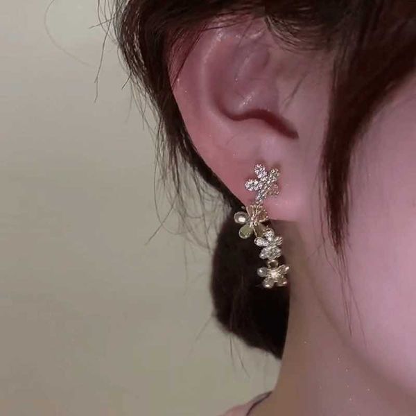charm new fashion trend unique design elegant light luxury zircon flower petal earrings female jewelry party premium gift r230804, Golden
charm new fashion trend unique design elegant light luxury zircon flower petal earrings female jewelry party premium gift r230804, Golden