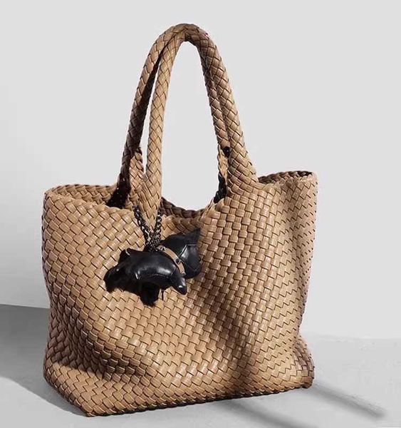 abottegas tote bag vneta jodie mini teen intrecciato designer woven large capacity for women commuting single shoulder underarm bag
abottegas tote bag vneta jodie mini teen intrecciato designer woven large capacity for women commuting single shoulder underarm bag