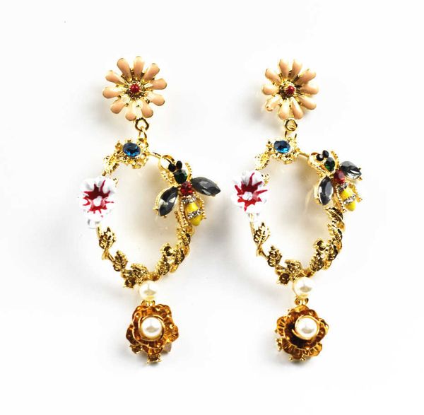 trendy and fashionable earrings drop oil flower studded bee with personalized baroque geometric hollowed out earrings, Golden
trendy and fashionable earrings drop oil flower studded bee with personalized baroque geometric hollowed out earrings, Golden