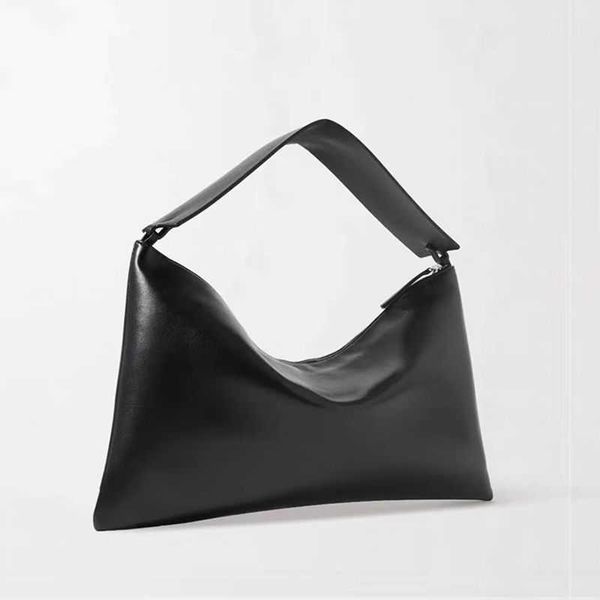 the row high end new sheepskin simple and fashionable high end wide shoulder strap underarm small envelope handbag
the row high end new sheepskin simple and fashionable high end wide shoulder strap underarm small envelope handbag