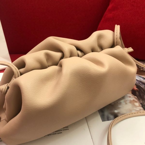 9a desinger bags the pouch soft calfskin ladies large clutch genuine leather famous hand fashion women upgrade cloud bag luxury bag
9a desinger bags the pouch soft calfskin ladies large clutch genuine leather famous hand fashion women upgrade cloud bag luxury bag