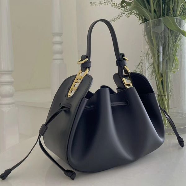 evening bags 2023 women's luxury handbag cowhide drawstring bucket bag single shoulder crossbody brand high capacity pu 230803
evening bags 2023 women's luxury handbag cowhide drawstring bucket bag single shoulder crossbody brand high capacity pu 230803