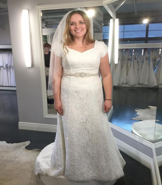 2017 full lace wedding dresses with short sleeves buttons back sweep train beaded sequins custom bridal gowns with belt and beadin1928853, White
2017 full lace wedding dresses with short sleeves buttons back sweep train beaded sequins custom bridal gowns with belt and beadin1928853, White