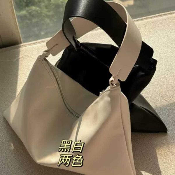the row new high capacity one shoulder underarm handbag versatile small square bag handheld women's bag
the row new high capacity one shoulder underarm handbag versatile small square bag handheld women's bag