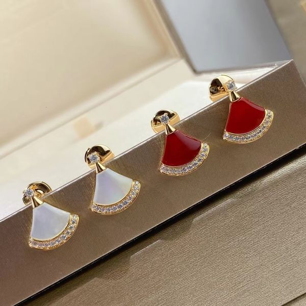 stud classic rose gold limited edition small skirt earring s fashion brand light luxury european high jewelry 230804, Golden;silver
stud classic rose gold limited edition small skirt earring s fashion brand light luxury european high jewelry 230804, Golden;silver