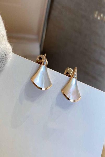 v gold material stud earring with fan shape shell and diamond in white color women party engagement jewelry ps37305580619, Golden;silver
v gold material stud earring with fan shape shell and diamond in white color women party engagement jewelry ps37305580619, Golden;silver