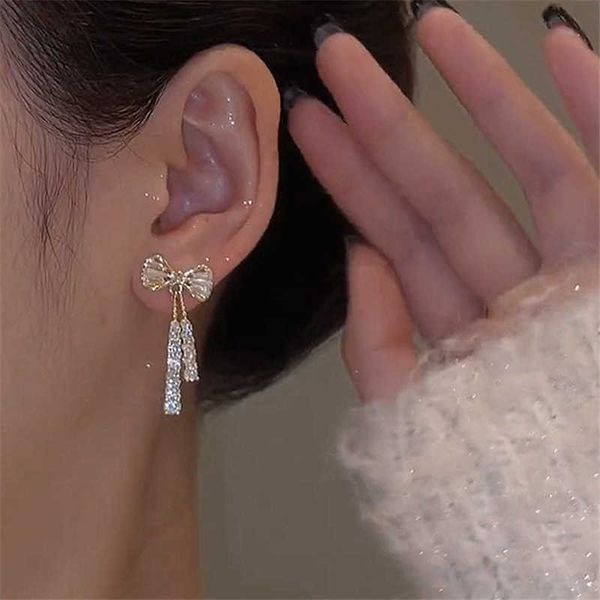 charm new crystal earrings with bling rhinestone temperament women earrings gold color trendy jewelry gift r230804, Golden
charm new crystal earrings with bling rhinestone temperament women earrings gold color trendy jewelry gift r230804, Golden
