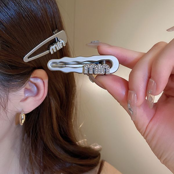 new korean autumn winter retro letter temperament bangs side hairpin for women girls trendy hair clip high sense duck-billed clip headdress, Golden;silver
new korean autumn winter retro letter temperament bangs side hairpin for women girls trendy hair clip high sense duck-billed clip headdress, Golden;silver