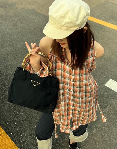 luxury designer tote bag women's black metal practical large classic capacity coin purse tote bag bucket bag casual square backpack wom
luxury designer tote bag women's black metal practical large classic capacity coin purse tote bag bucket bag casual square backpack wom