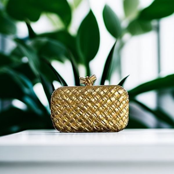 luxury brand design selling women's leather weaving handle featured box wrap metal frame opening fashion high-end holiday gift recommen
luxury brand design selling women's leather weaving handle featured box wrap metal frame opening fashion high-end holiday gift recommen