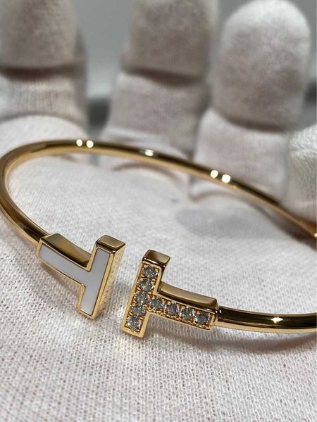 high-quality v gold double t bracelet 18k rose half diamond shell elastic hollow tube inlaid white fritillaria open top, Black
high-quality v gold double t bracelet 18k rose half diamond shell elastic hollow tube inlaid white fritillaria open top, Black