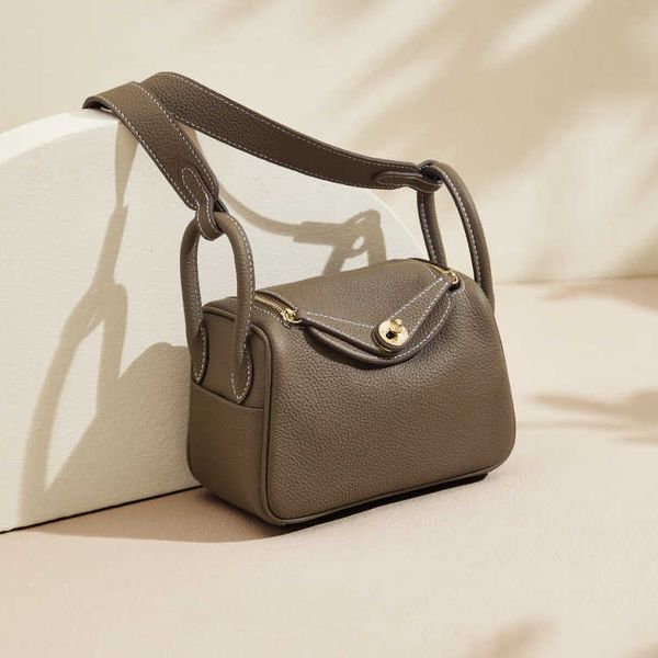 8a quality h ermes lindiss bags online store female bag new lychee pattern cowhide lindi pillow fashion wide shoulder strap single messenger
8a quality h ermes lindiss bags online store female bag new lychee pattern cowhide lindi pillow fashion wide shoulder strap single messenger