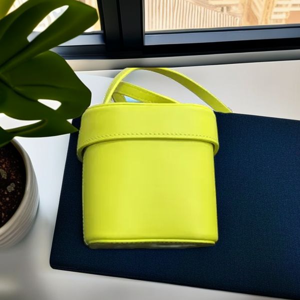 2023 new cowhide women's water bucket makeup bag luxury small white red black blue brown one shoulder crossbody bag casual fashion pers
2023 new cowhide women's water bucket makeup bag luxury small white red black blue brown one shoulder crossbody bag casual fashion pers