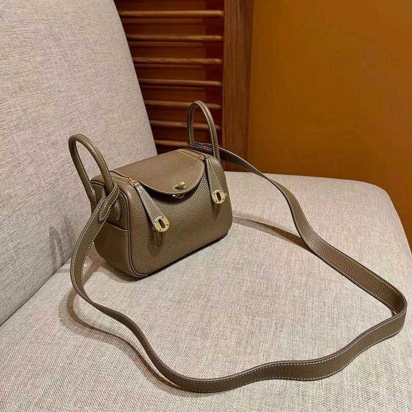 9a original edition h ermes lindiss bags online shop fully hand sewn wax thread mini lindi bag tc cowhide genuine leather doctor single shou
9a original edition h ermes lindiss bags online shop fully hand sewn wax thread mini lindi bag tc cowhide genuine leather doctor single shou