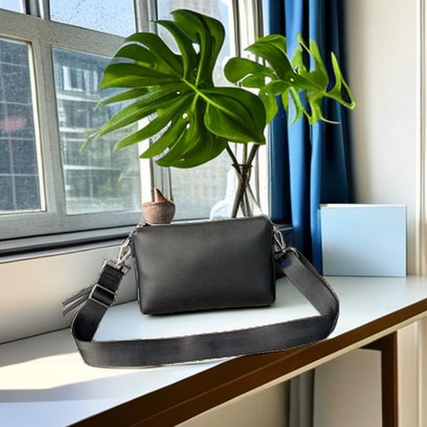 2023 factory cowhide men's one shoulder crossbody bag with black zipper square appearance style small daily portable personalized fashi
2023 factory cowhide men's one shoulder crossbody bag with black zipper square appearance style small daily portable personalized fashi