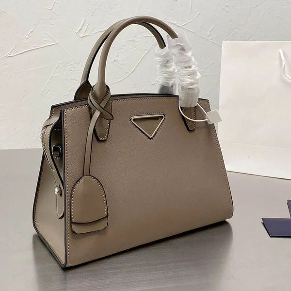 luxurys designer bag 2023 women cross body shoulderbag classic handle handbag fashion commuter tote bag women purse messenger handbag lady c
luxurys designer bag 2023 women cross body shoulderbag classic handle handbag fashion commuter tote bag women purse messenger handbag lady c
