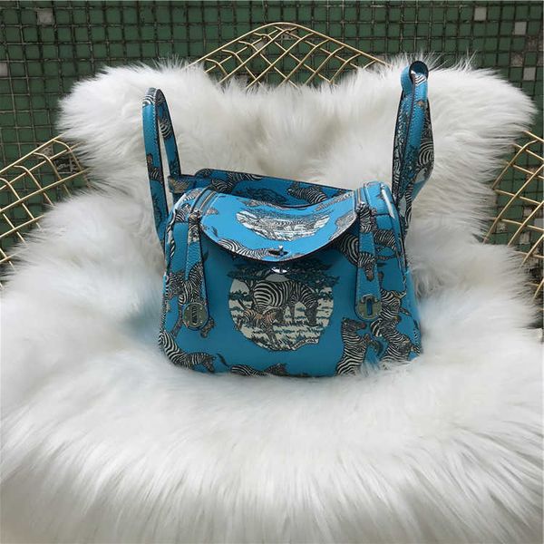 9a original h ermes lindiss tote bags online shop 2023 new medicine box head layer cowhide litchi pattern painted ladies leather one shoulde
9a original h ermes lindiss tote bags online shop 2023 new medicine box head layer cowhide litchi pattern painted ladies leather one shoulde
