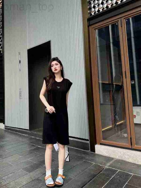 basic & casual dresses designer p family 23 spring/summer new letter embroidery metal emblem badge sleeveless shoulder pad over knee dress w, Black;gray
basic & casual dresses designer p family 23 spring/summer new letter embroidery metal emblem badge sleeveless shoulder pad over knee dress w, Black;gray