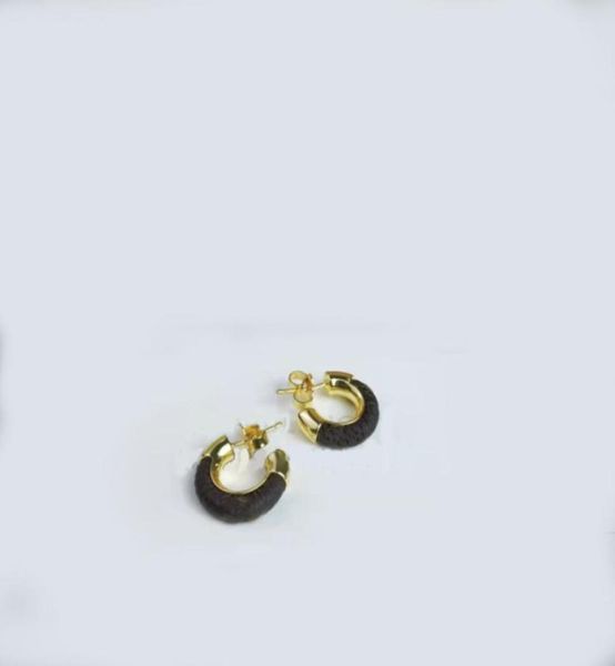 2021 new luxury designer round leather women039s earrings simple and fashionable wedding jewelry quality supplier9433808, Golden;silver
2021 new luxury designer round leather women039s earrings simple and fashionable wedding jewelry quality supplier9433808, Golden;silver
