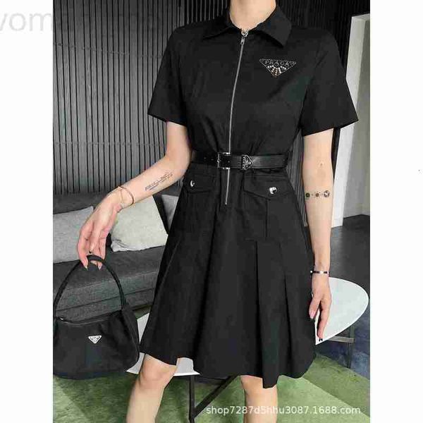 basic & casual dresses designer p family 23ss summer new polo neck zipper dress triangle emblem decorative pleated skirt with elegant style, Black;gray
basic & casual dresses designer p family 23ss summer new polo neck zipper dress triangle emblem decorative pleated skirt with elegant style, Black;gray