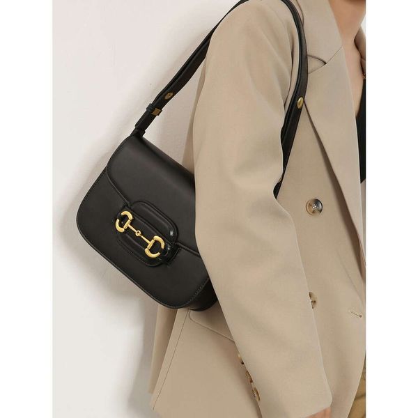 2023 new designer bag famous 1995 saddle bag horsehead buckle saddle bun old flower single shoulder crossbody women's shopping bag
2023 new designer bag famous 1995 saddle bag horsehead buckle saddle bun old flower single shoulder crossbody women's shopping bag