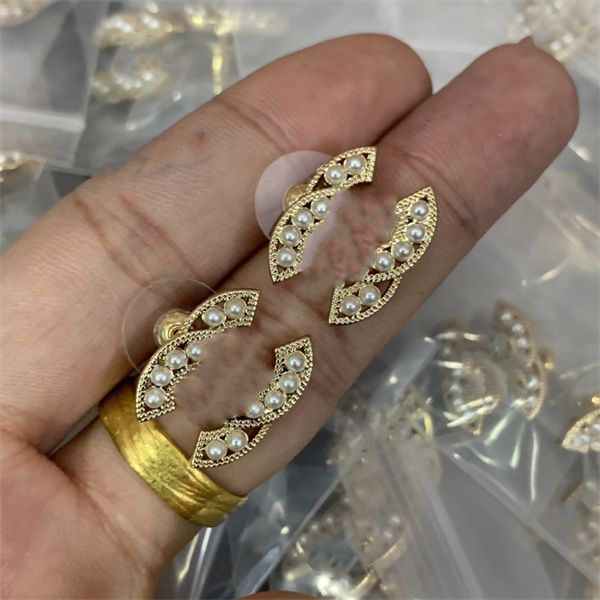 gold stud earring ccity woman luxury designer jewelry women classics c logo hoop crystal pearl earrings 54534, Golden;silver
gold stud earring ccity woman luxury designer jewelry women classics c logo hoop crystal pearl earrings 54534, Golden;silver