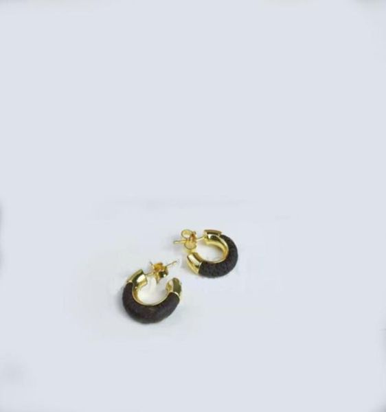 2021 new luxury designer round leather women039s earrings simple and fashionable wedding jewelry quality supplier1804126, Golden;silver
2021 new luxury designer round leather women039s earrings simple and fashionable wedding jewelry quality supplier1804126, Golden;silver