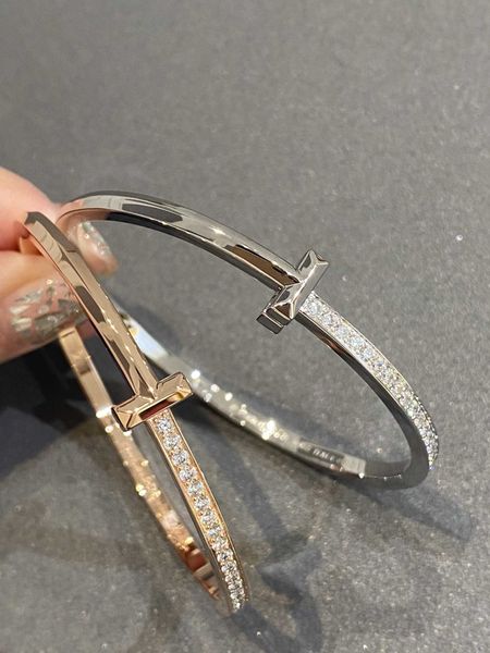 high-quality v gold second generation high edition single t diamond rose 18k smooth face bracelet women's fashion advanced cnc men', Black
high-quality v gold second generation high edition single t diamond rose 18k smooth face bracelet women's fashion advanced cnc men', Black