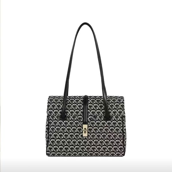 2023 new fashion all things grow c-line big bag women large capacity hand bill shoulder bag
2023 new fashion all things grow c-line big bag women large capacity hand bill shoulder bag