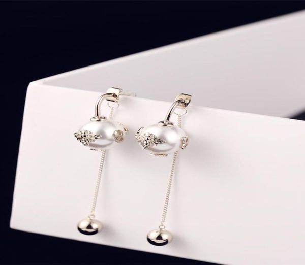 new fashion luxury designer cute bees pearl long drop pendant dangle chandelier stud earrings for woman white black6012629, Golden;silver
new fashion luxury designer cute bees pearl long drop pendant dangle chandelier stud earrings for woman white black6012629, Golden;silver