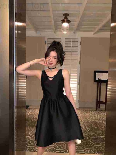 basic & casual dresses designer p family 23 spring/summer new twill inlaid triangle decorative design dress for women sweet cool style elega, Black;gray
basic & casual dresses designer p family 23 spring/summer new twill inlaid triangle decorative design dress for women sweet cool style elega, Black;gray