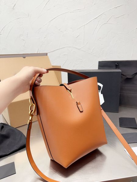 c brand certified products grade designer shoulder bags python skin imported from africa handbag shoulder inside is lamb skin 25.5cm
c brand certified products grade designer shoulder bags python skin imported from africa handbag shoulder inside is lamb skin 25.5cm