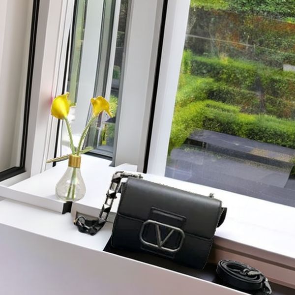 2023 market new cowhide women's foreskin strap and metal shoulder strap classic flip concealed sandwich high-quality luxury brand singl
2023 market new cowhide women's foreskin strap and metal shoulder strap classic flip concealed sandwich high-quality luxury brand singl
