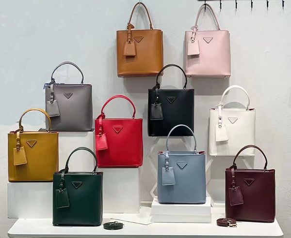 tote bag designer crossbody bags handbag solid color leather shoulder strap removable classic triangle decoration multiple colors 2 sizes
tote bag designer crossbody bags handbag solid color leather shoulder strap removable classic triangle decoration multiple colors 2 sizes