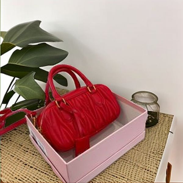 2023 women's bag shop new grade cowhide black two handed handle single shoulder crossbody handbag with pleated pattern personalized fas
2023 women's bag shop new grade cowhide black two handed handle single shoulder crossbody handbag with pleated pattern personalized fas