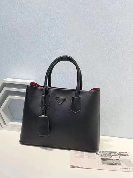 solid color leather designers tote bag ladies shoulder bag bucket crossbody bag women luxurys bags plain open 2 sizes classic triangle decor
solid color leather designers tote bag ladies shoulder bag bucket crossbody bag women luxurys bags plain open 2 sizes classic triangle decor