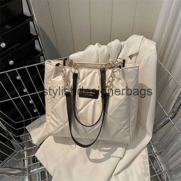 lingge embroidery thread is popular this year's atmosphere commuting fashion handbag 2023 spring/summer new one underarm tote bagstylis
lingge embroidery thread is popular this year's atmosphere commuting fashion handbag 2023 spring/summer new one underarm tote bagstylis